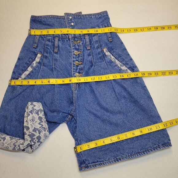 Traffic Vintage Medium Wash High Waisted Mom Denim Shorts with White Lace Trim - Picture 10 of 14